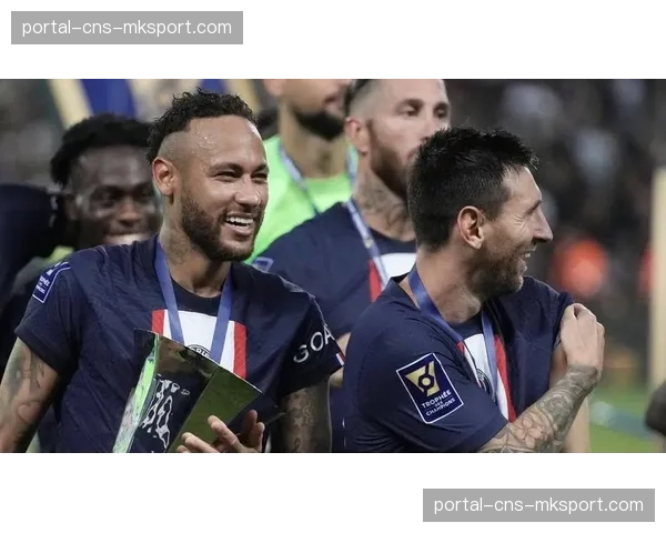 特写:南特老将布拉斯任意球破门后,指向天空告慰日前离世的亲人 特写:南特老将布拉斯任意球破门后,指向天空告慰日前离世的亲人