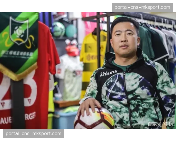 场边花絮：小球迷举牌祝偶像生日快乐，获赠落场球衣