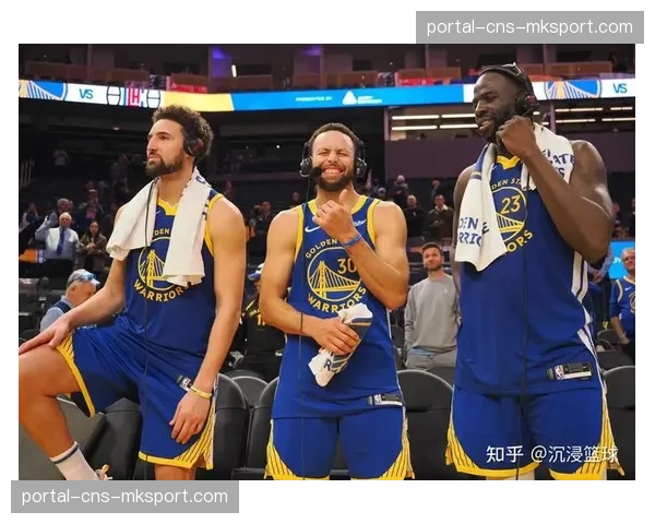 库里赛后走入更衣室获球迷喝彩，38岁神射手赛季落幕